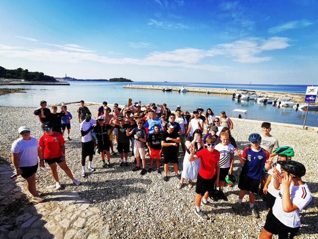 Schülerinnen und Schüler, Gruppenfoto, Sommersportwoche